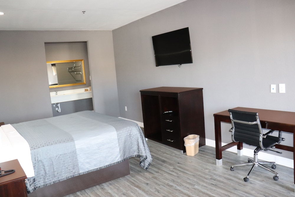 Atlantis Inn and Suites - photo 26