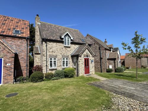 Seashells Cottage Part of the The Bay Filey Holiday Village with pool gym and direct beach access pub restaurant tennis and meadows walks — 4-Star Luxury Hotel in Scarborough, United Kingdom