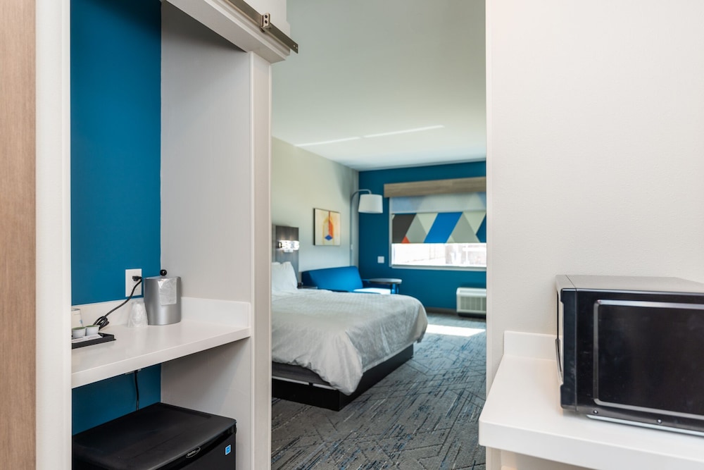 Holiday Inn Express & Suites Charlottesville by IHG - photo 38
