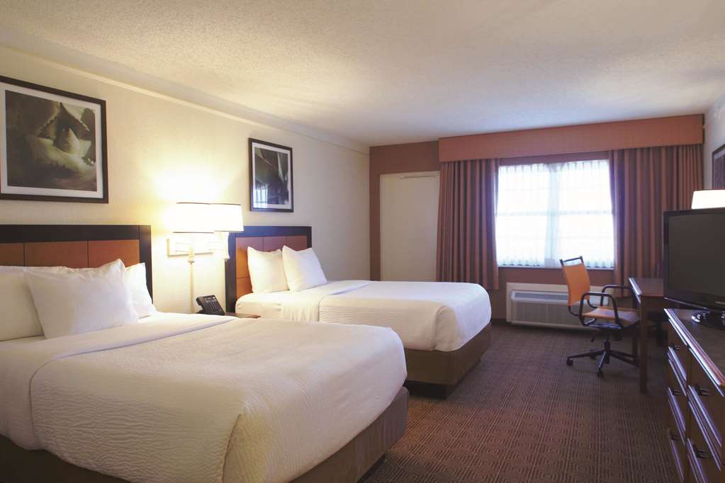 La Quinta Inn & Suites by Wyndham Coral Springs Univ Dr - photo 12