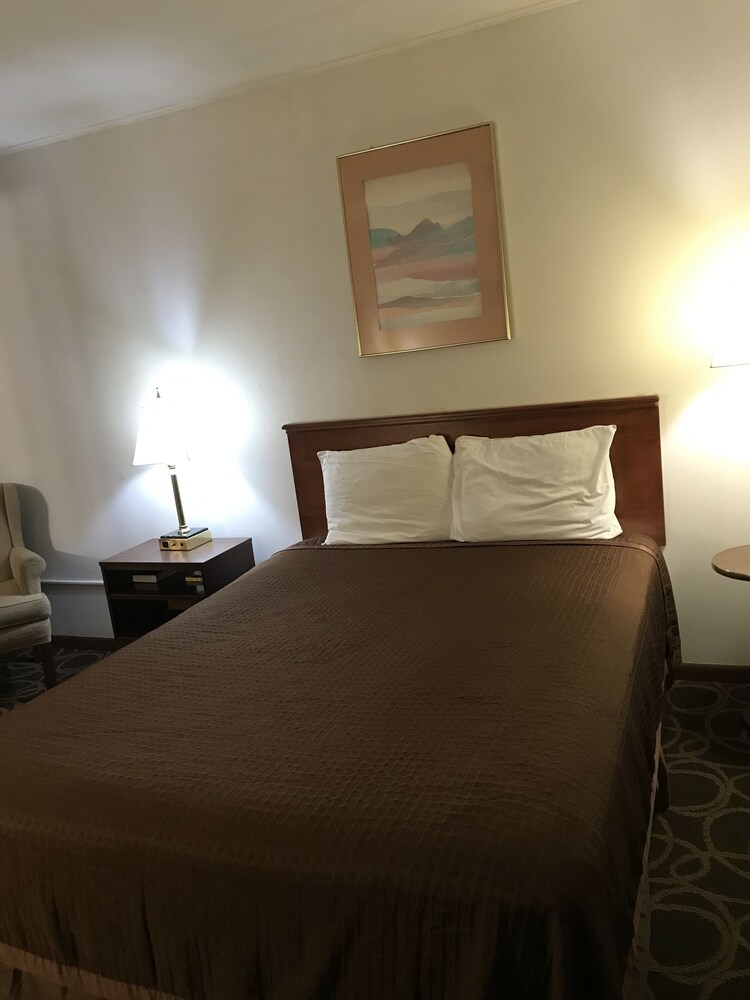 Colonial Inn Dyersville - photo 18