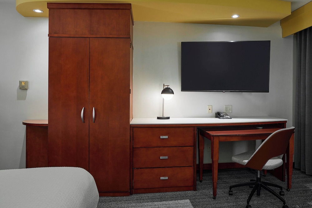 Courtyard by Marriott Medford Airport - photo 15