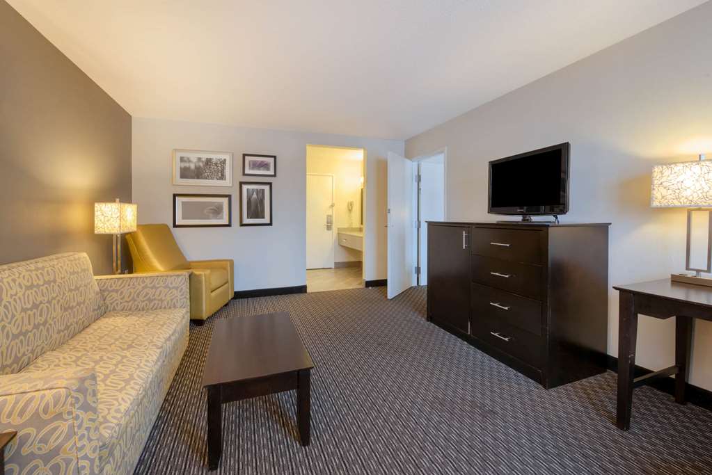 La Quinta Inn & Suites by Wyndham Cleveland Macedonia - photo 39