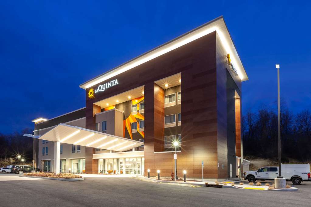 La Quinta Inn & Suites by Wyndham Middletown - featured photo