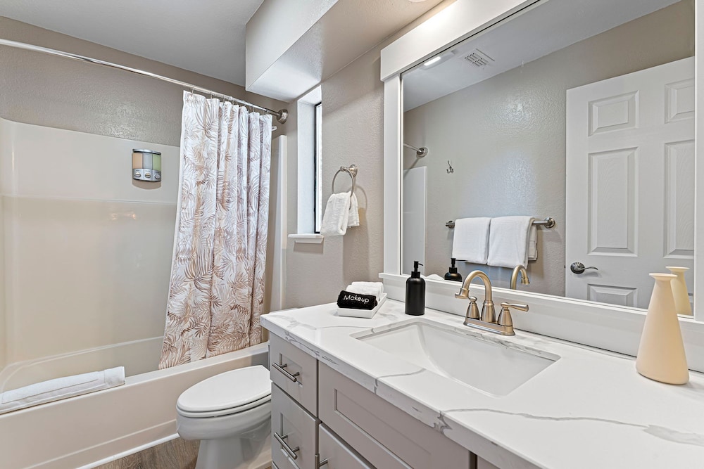 Elegant 4BD Reno Abode Close to Shops and Casinos - photo 39