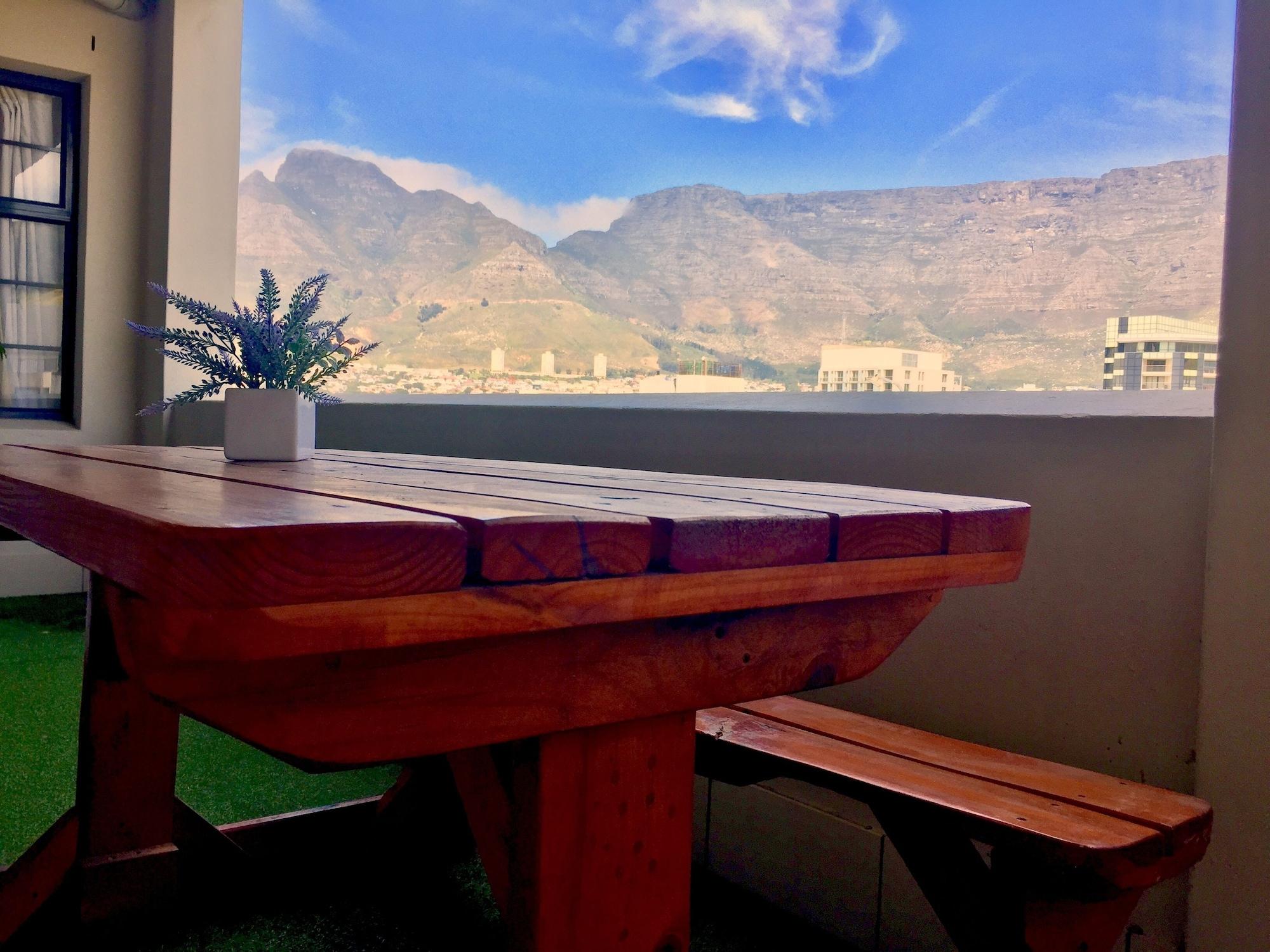 Cape Town Apartment with balcony — 4-Star Luxury Hotel in Cape Town, South Africa