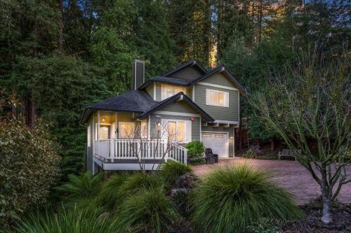 Lazy Bear Lodge Hot Tub Dog Friendly BBQ Grill Forest Views — 4-Star Luxury Hotel in Guerneville, United States