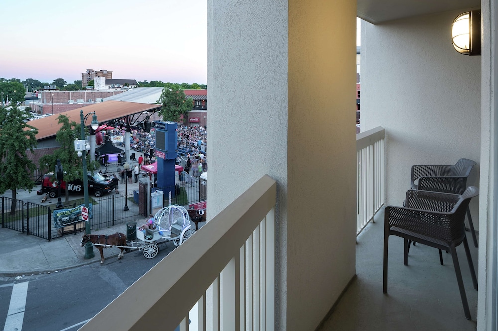 Hampton Inn & Suites Memphis Beale Street - photo 11