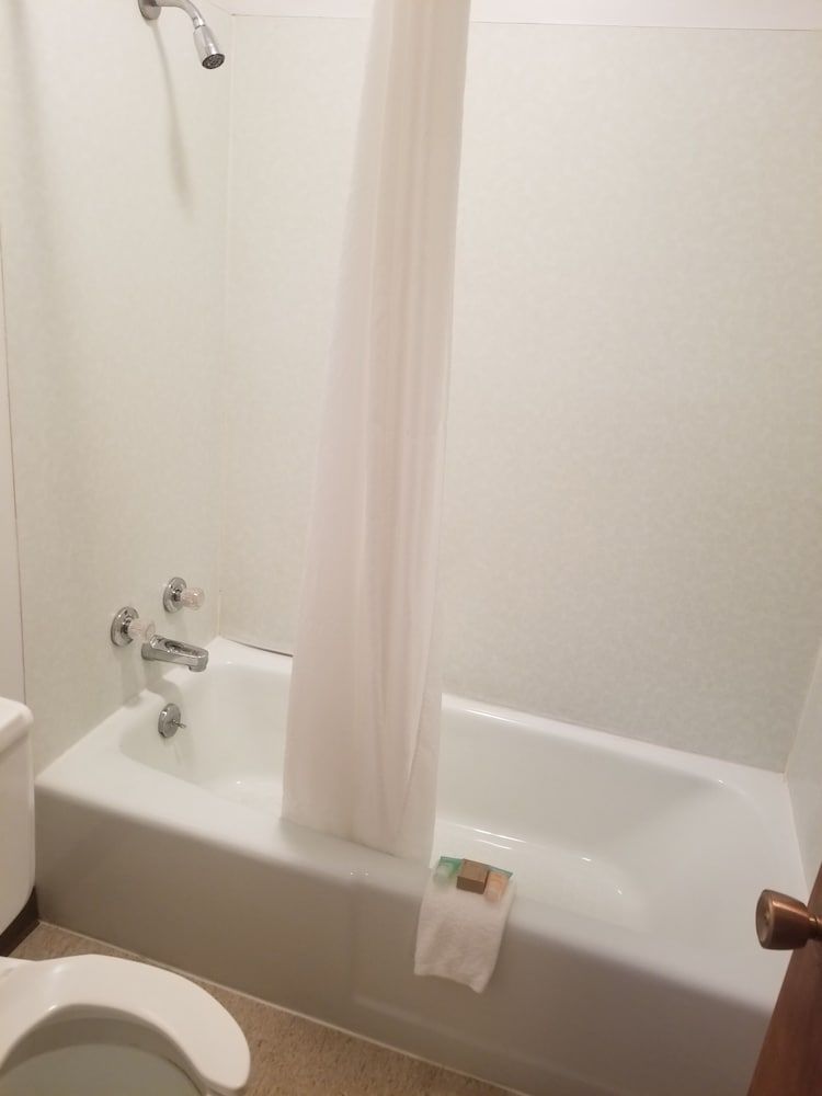 First Interstate Inn - photo 20
