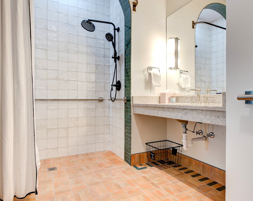 Elwood Hotel & Suites - photo 20