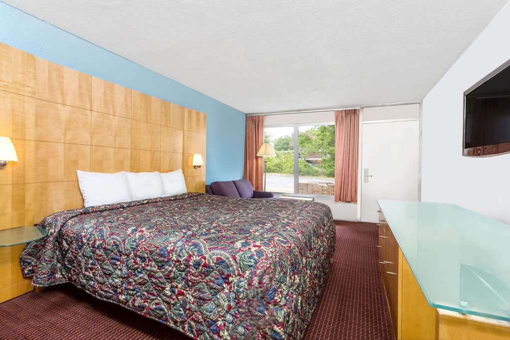 Days Inn by Wyndham Greensboro Airport - photo 6