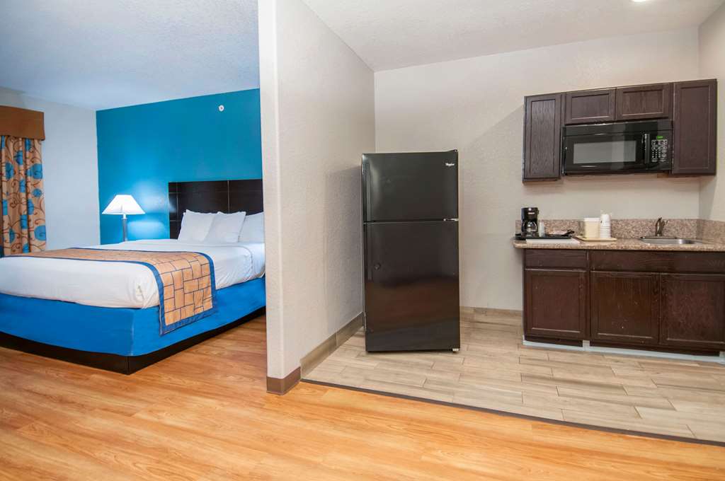 Days Inn & Suites by Wyndham San Antonio near Frost Bank Center - photo 41