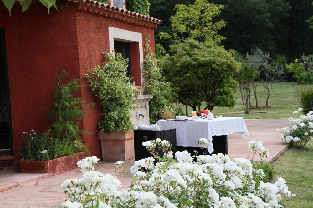 Villa des Roses — 4-Star Luxury Hotel in Roussillon, France