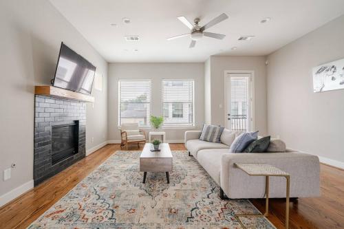 Private city view 5 beds 2 balconies Jacuzzi in Houston, United States