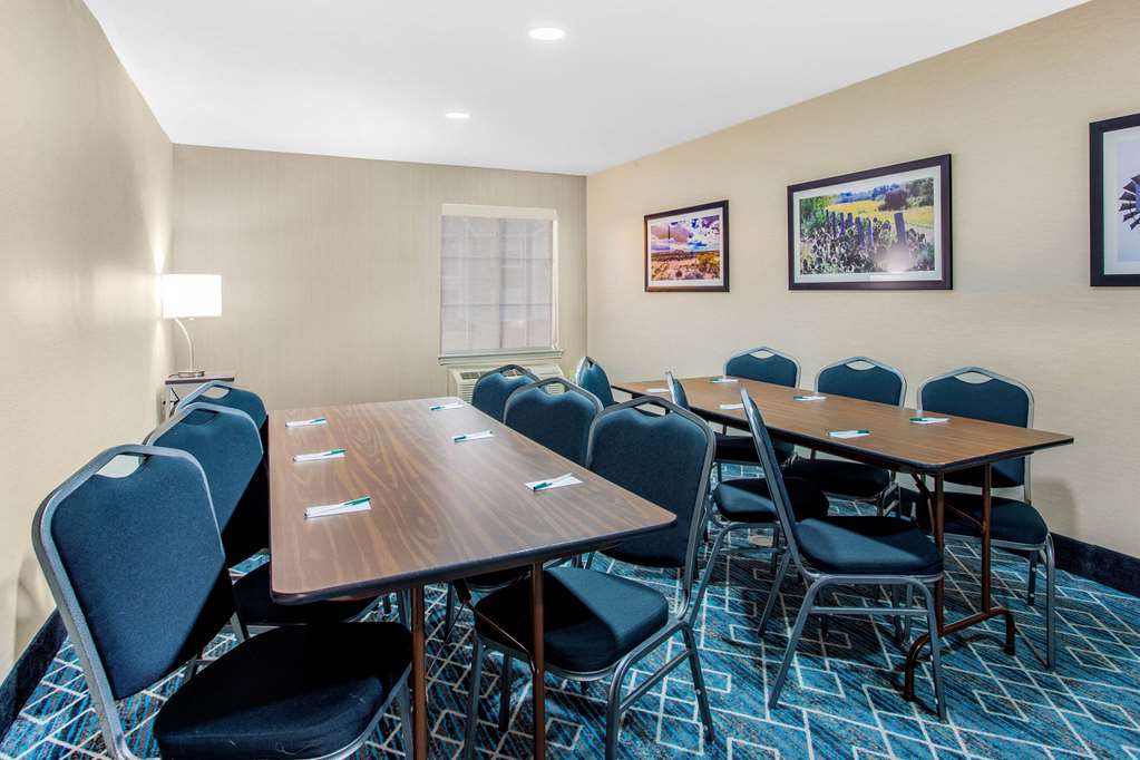 La Quinta Inn & Suites by Wyndham Hillsboro - photo 25