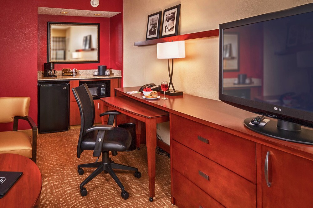 Courtyard by Marriott Hampton - photo 5