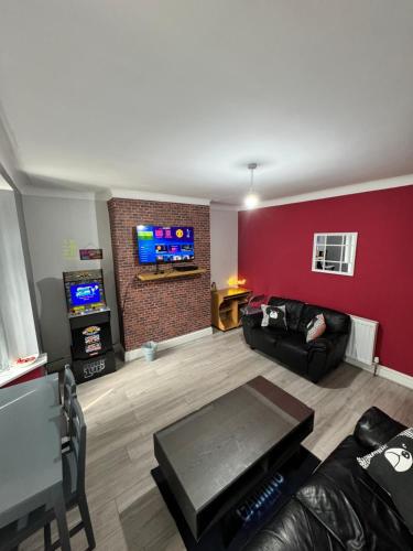 Giga Residential 4 Bedrooms 8 guests Near City Centre Arcade Machine Sky TV Netflix Free Wifi Free Parking in Newcastle Upon Tyne, United Kingdom