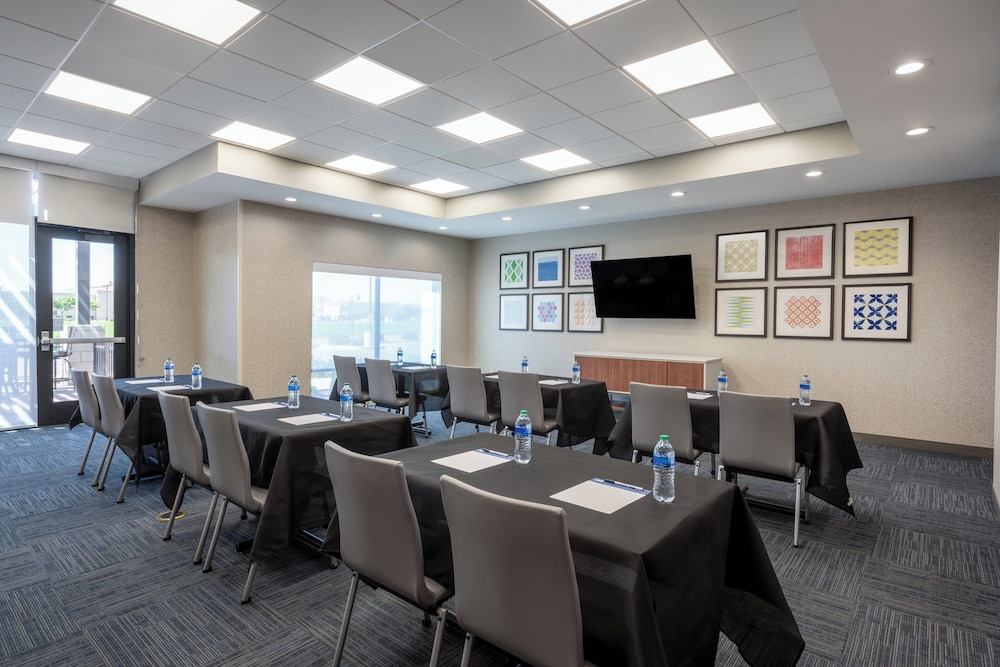 Holiday Inn Express & Suites Gilbert Mesa Gateway Airport by IHG - photo 58