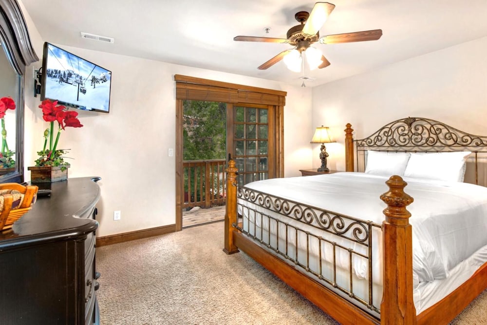 KBM Resorts Walk to Lifts and Main St Rent 1416 and 1418 Townhomes together Pri Hot tub PPS 1418 - carbon neutral hotel in Bridgeport