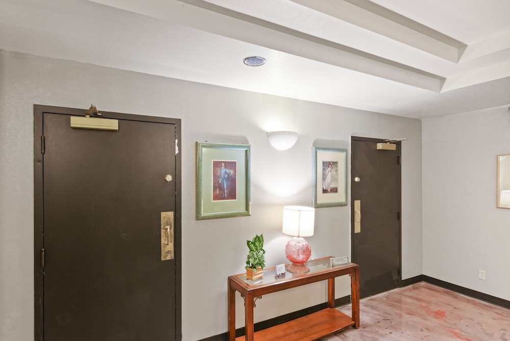 OYO Hotel Edmond University of Central Oklahoma - photo 17