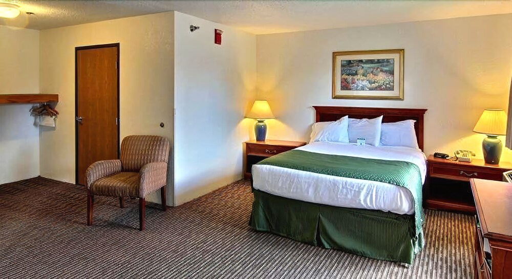 Days Inn & Suites by Wyndham Traverse City - photo 23