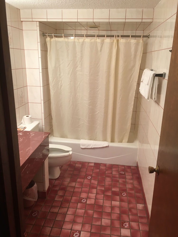 Midway Inn & Suites - photo 12