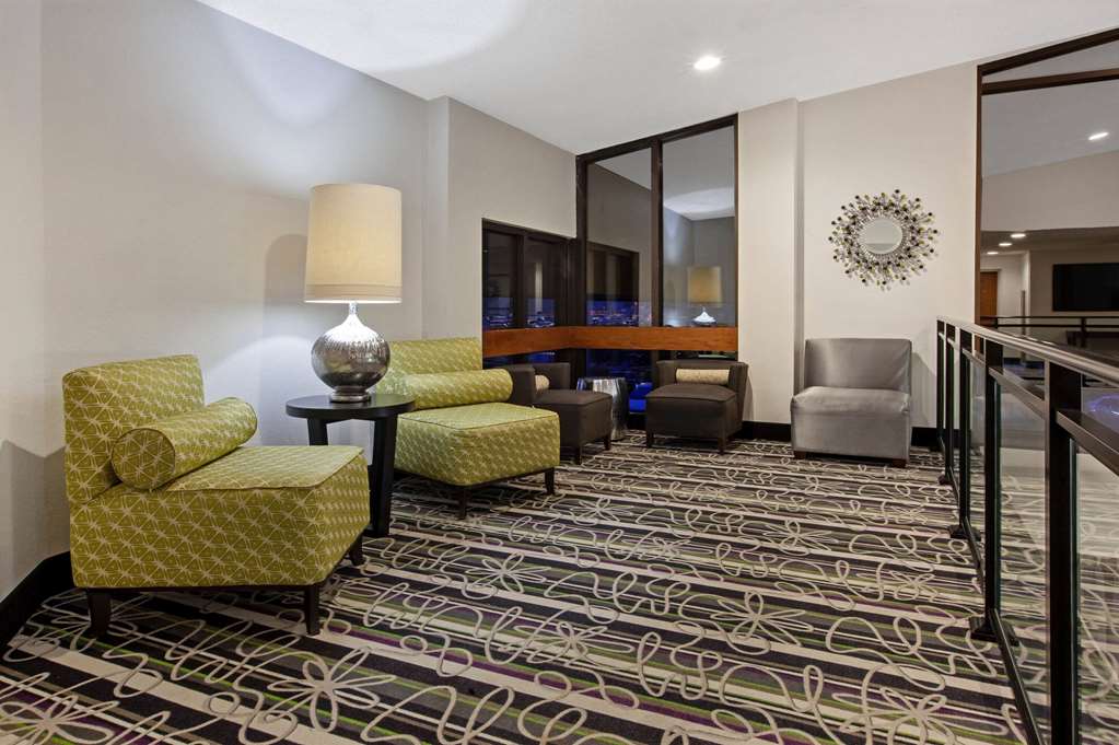 La Quinta Inn & Suites by Wyndham Detroit Metro Airport - photo 8
