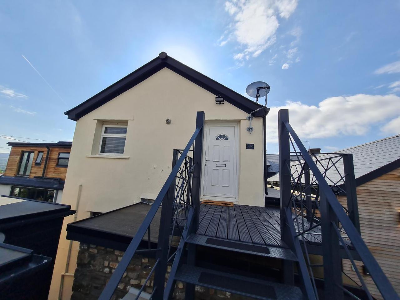 Perfect Location 2 BR serviced apartment Nr Bike Park Wales & Brecon Beacons — 4-Star Luxury Hotel in Merthyr Tydfil, United Kingdom