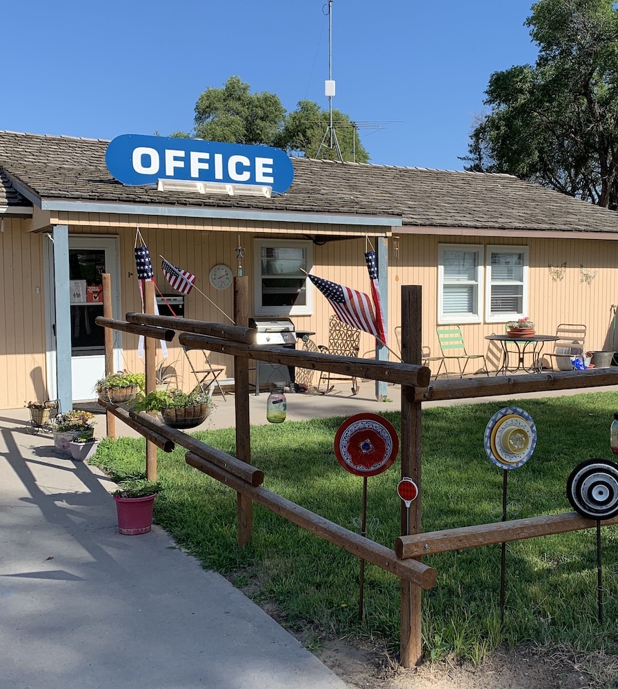 Meadow Park Motel on 385 - photo 17