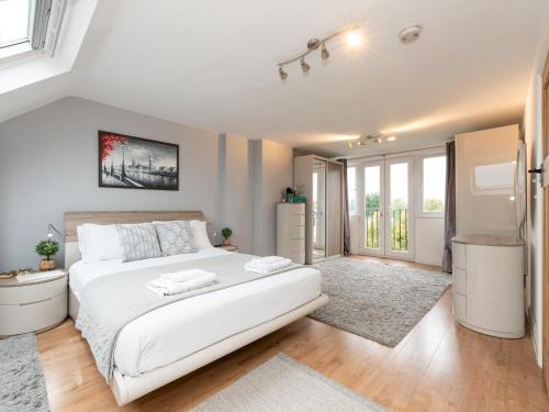 Spacious 4 Bed House Direct Link to Central London Pass the Keys — 4-Star Luxury Hotel in London, United Kingdom
