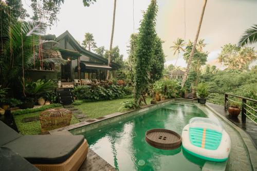 Tropical Kasbah with Riverside View Beji Mas Ubud — eco-hotel in Ubud
