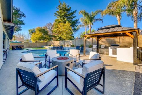 Pool Hot Tub Mini Golf Gazebo With Bar And Grill — Phoenix