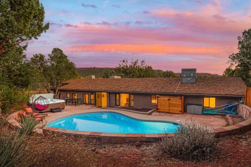 Centrally Located with Pool Hot Tub & Firepit in Sedona, United States