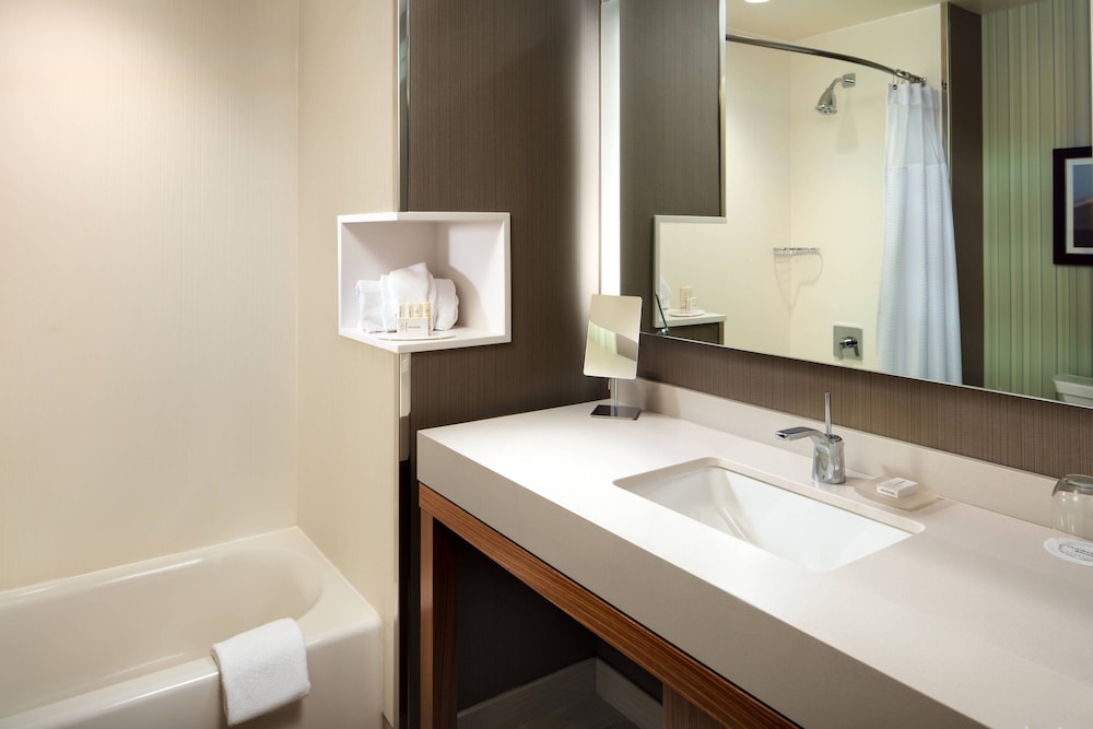 Courtyard by Marriott Erie Bayfront - photo 30