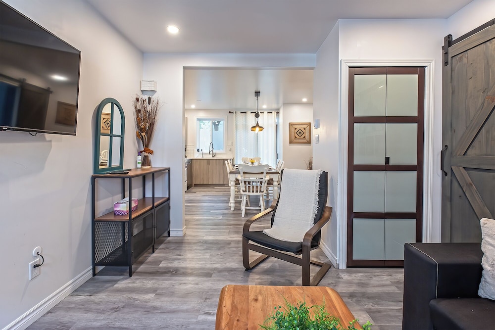Cozy condo Mtl DownTown 4410 — 4-Star Luxury Hotel in Montreal, Canada