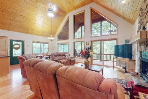 Talking River Chalet — 4-Star Luxury Hotel in Murphy, United States