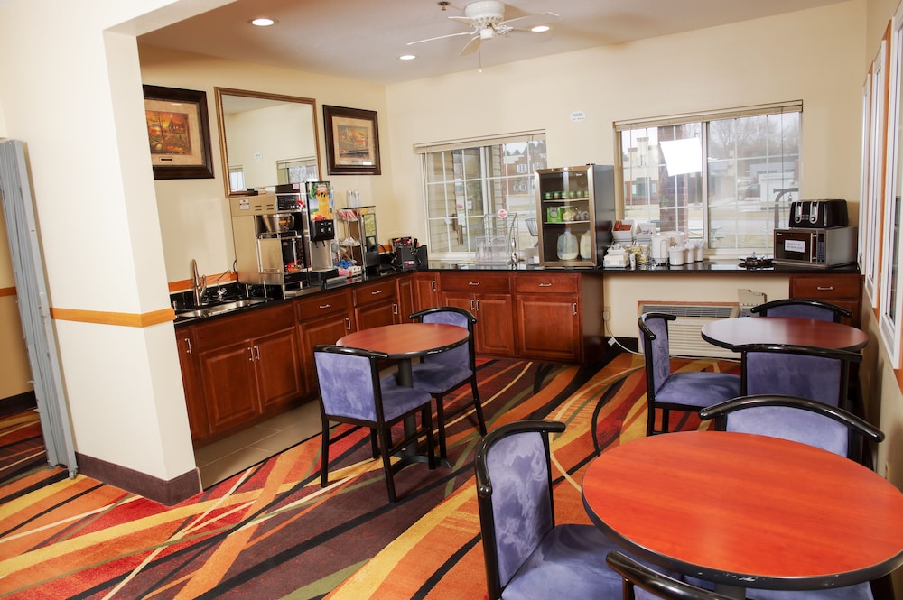 Dutch Inn and Suites - photo 20