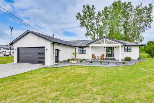 Charming Middlebury Retreat w Patio & Fire Pit in Middlebury, United States