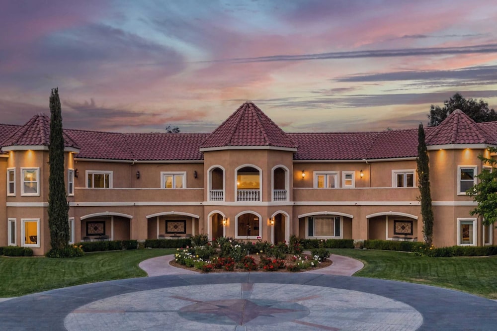 Sleeps 20 Vineyard Estate w Resort Pool Spa Game Room Wilson Creek Manor by AvantStay - photo 6