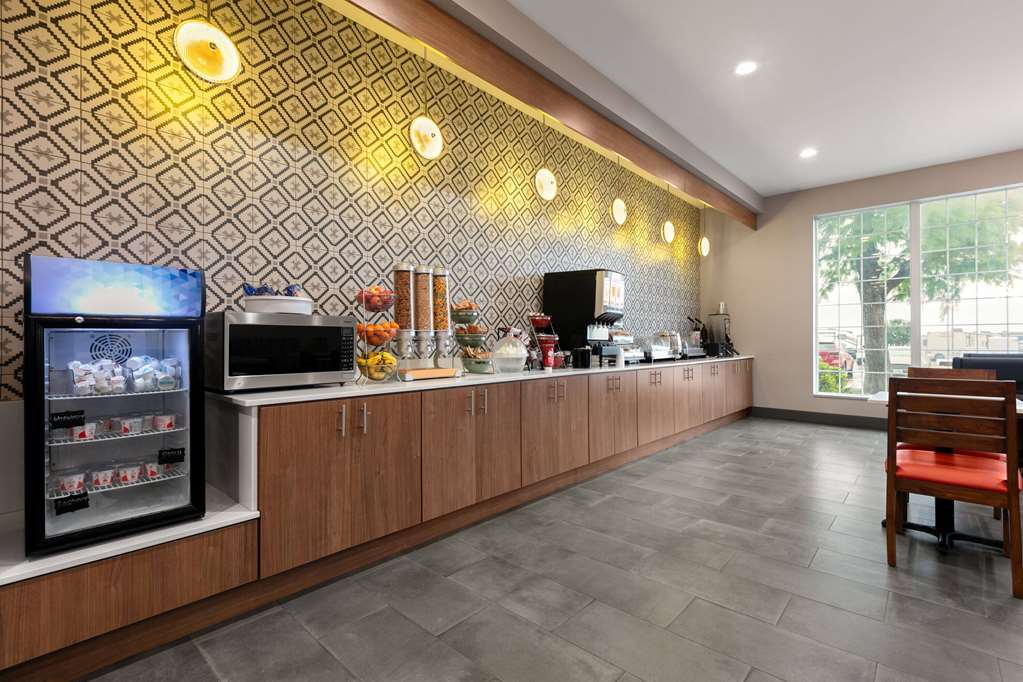 La Quinta Inn & Suites by Wyndham Belton Temple South - photo 28