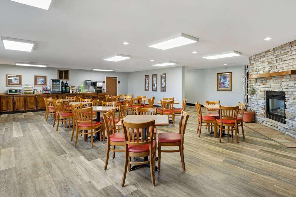 Quality Inn & Suites Fort Madison near Hwy 61 - photo 46