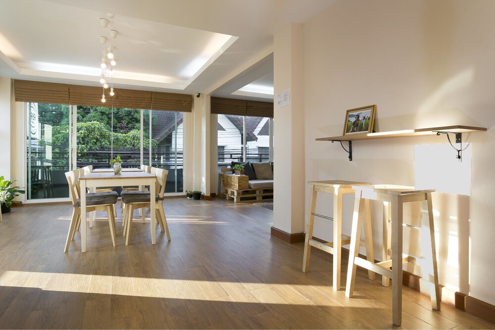 Small Space Cafe and Hostel