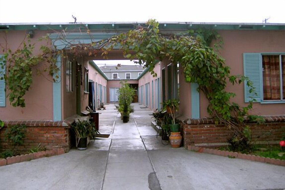 Pavilions Motel - photo 32