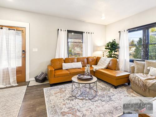 Historical Albany Downtown House with 5 Bedrooms — 4-Star Luxury Hotel in Albany, United States