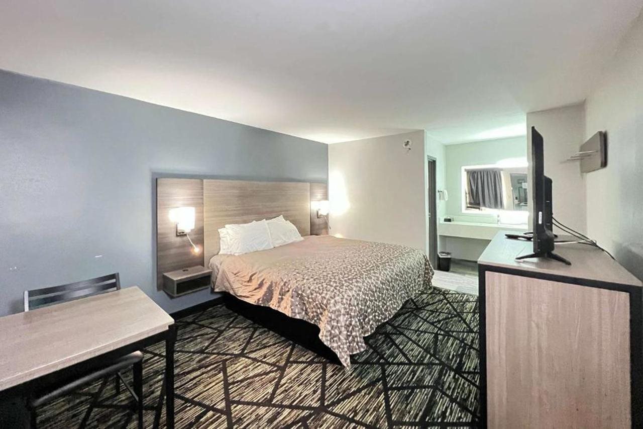 Super 8 by Wyndham Sulphur South - photo 9
