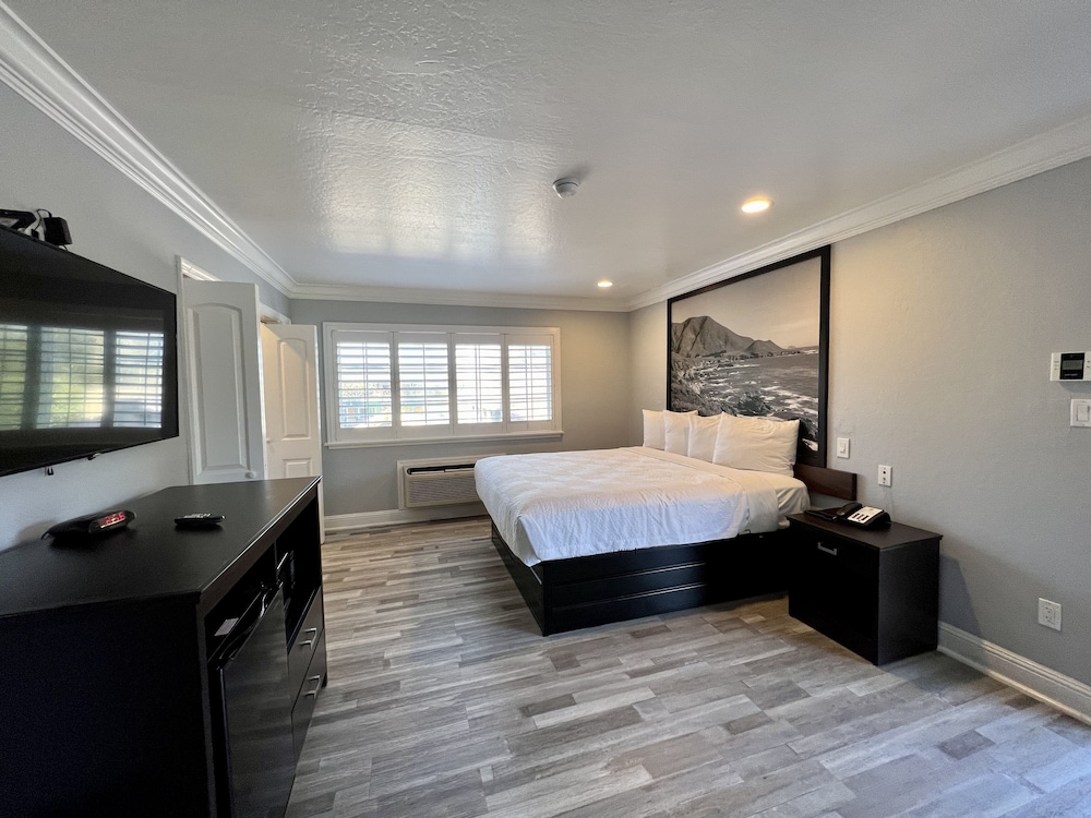 Aura Inn Monterey - photo 39