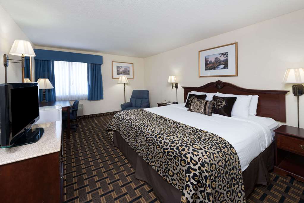 Baymont by Wyndham Osage Beach - photo 10