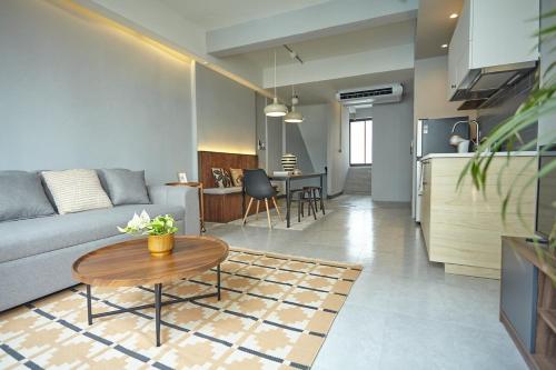Spacious duplex 2 BR apartment max 6 guests 3 min walk to BTS Nana