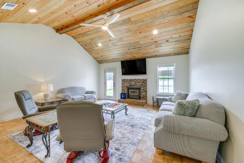 Perry Family Home on 2 Acres with Private Pool — Perry — photo 4