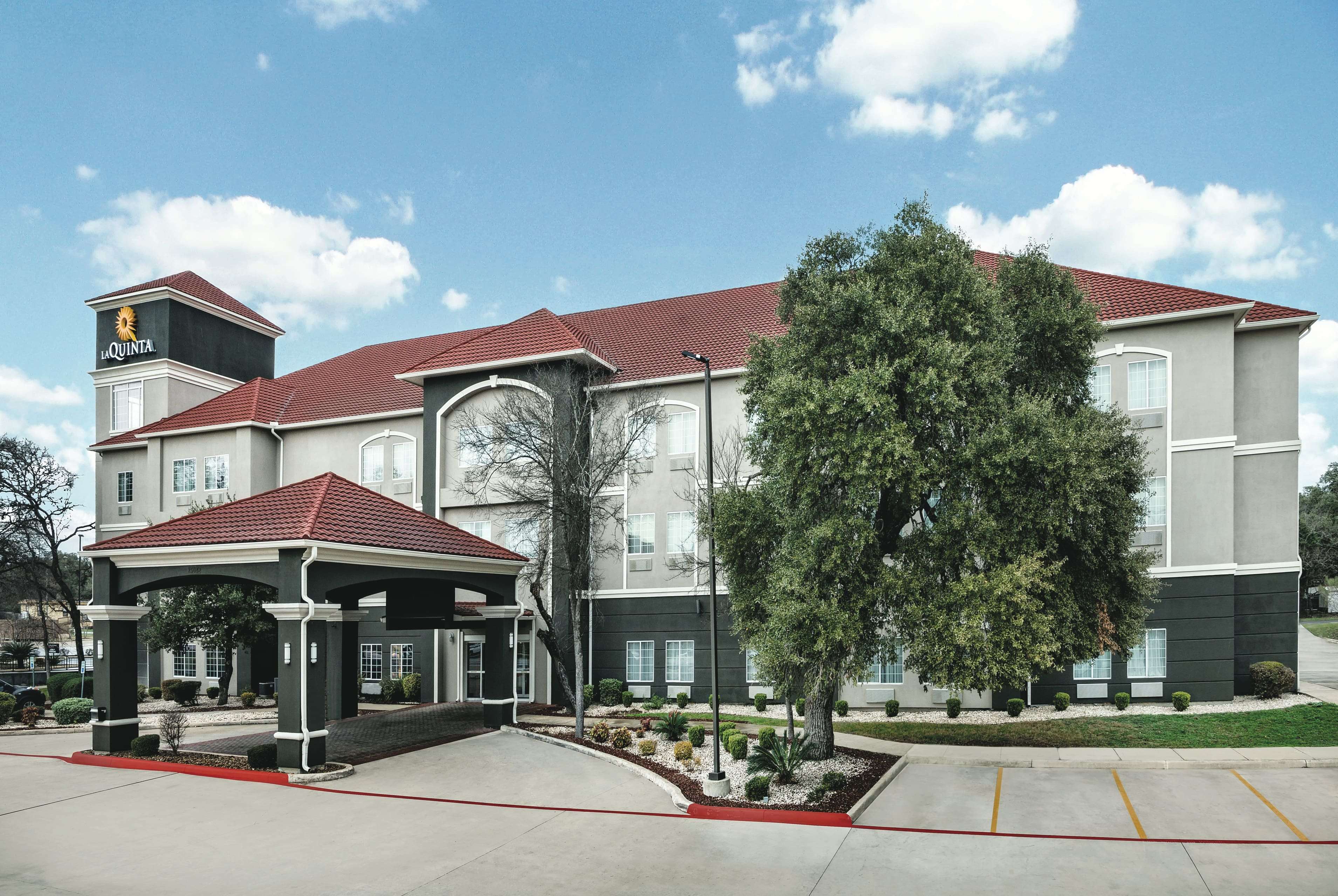 La Quinta Inn & Suites by Wyndham San Antonio The Dominion - photo 5